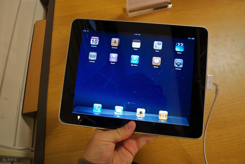 USBケーブルで充電するiPad